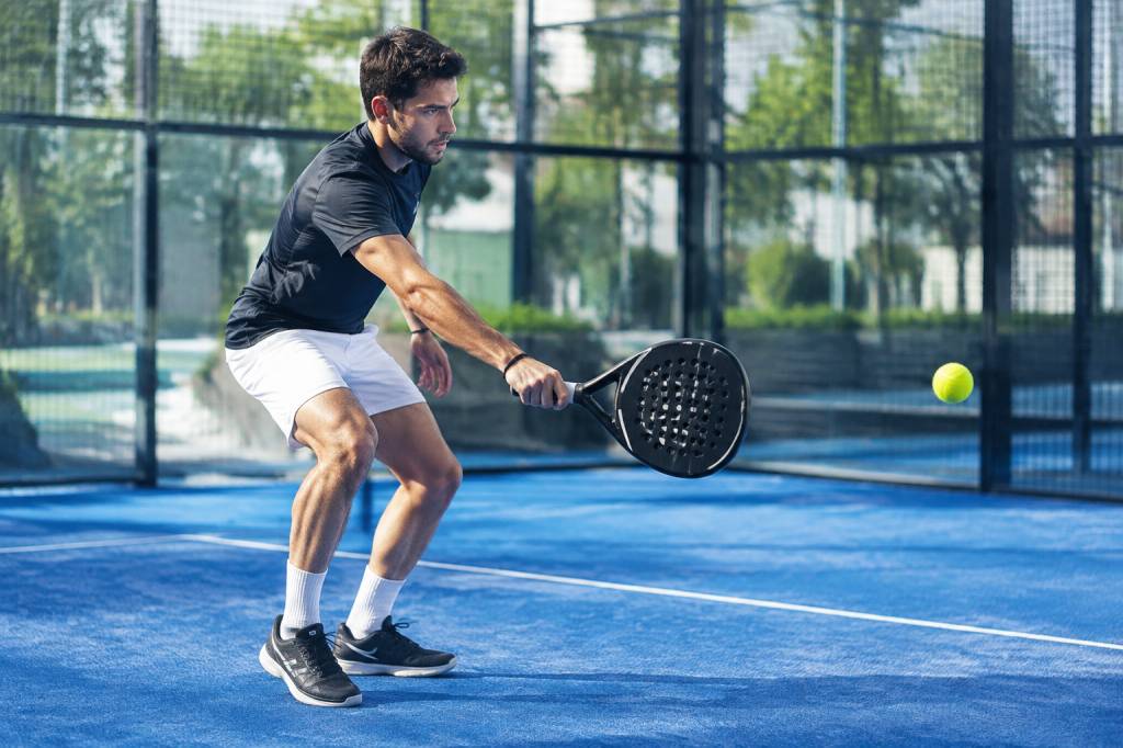 Point p10 guide complet pour améliorer votre jeu de padel post thumbnail image